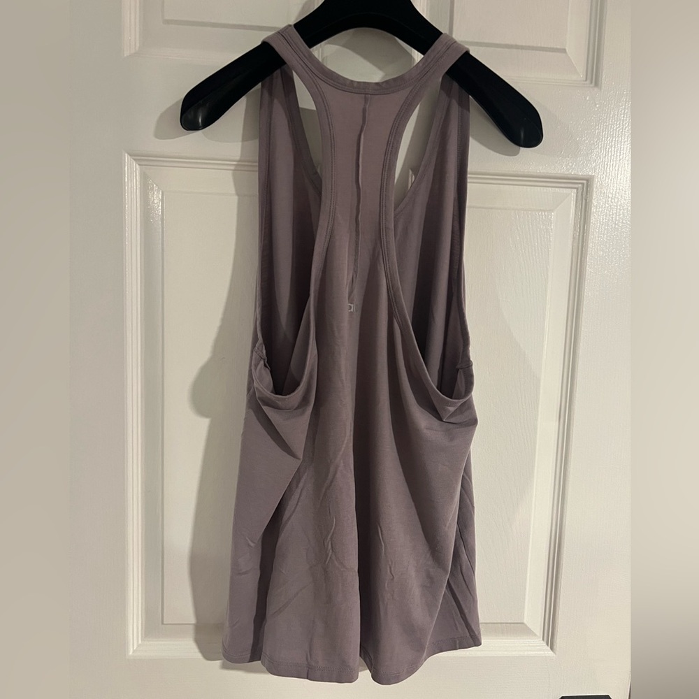 Alo Yoga Women's Motion Tank in Lavender Smoke Dark Purple Size L EUC - Picture 5 of 10